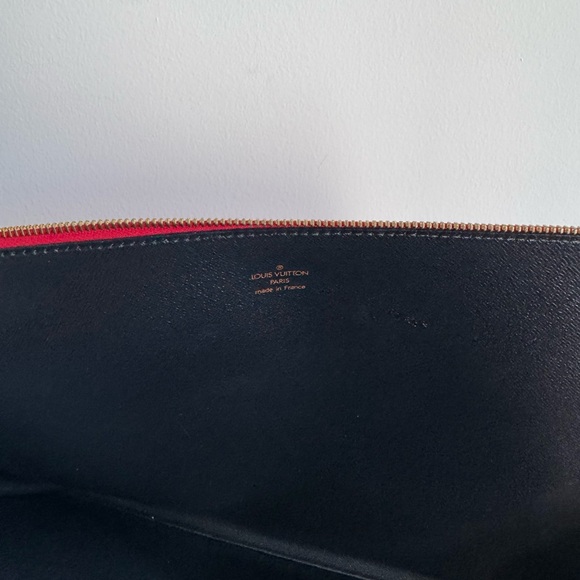 Louis Vuitton Elegant Red Laptop Bag
Length : 39 cm
Height : 28 cm
Width : 2 cm - Picture 3 of 6